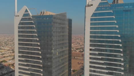 Vista-Aérea-De-Las-Torres-De-La-Ciudad-De-Dolmen-En-Karachi-En-Pakistán