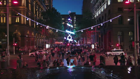 Una-Calle-Llena-De-Gente-Explorando-El-Festival-Navideño-En-Sydney,-Australia