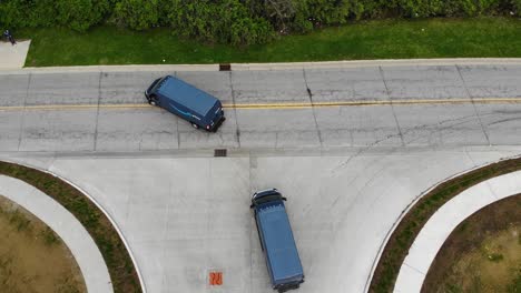 Camionetas-Y-Camiones-De-Reparto-De-Amazon-Salen-De-Un-Almacén-De-Amazon-En-El-Lado-Este-De-Columbus,-Ohio