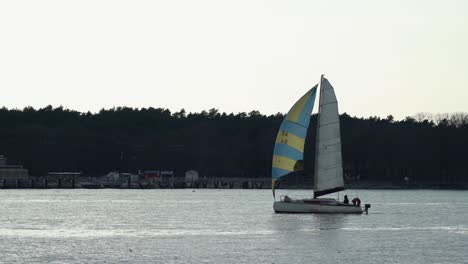 Eine-Einsame-Und-Isolierte-Yacht-Schwimmt-Am-Späten-Abend-über-Den-Klaipeda-Kanal