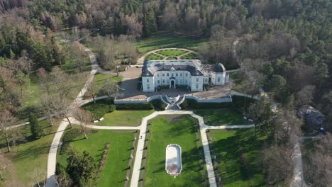 Antena:-Museo-De-ámbar-Palanga-Rodeado-De-Bosque-Y-Parque-En-Un-Hermoso-Día-Soleado