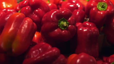 Rote-Paprika-Im-örtlichen-Supermarkt,-Gefilmt-Mit-Einer-Panasonic-GH5-Mit-Einem-Sigma-Art-35-mm-Objektiv