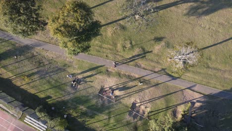 Kinder-Aus-Argentinien-Spielen-Auf-Dem-Spielplatz-Auf-Schaukeln-In-Buenos-Aires