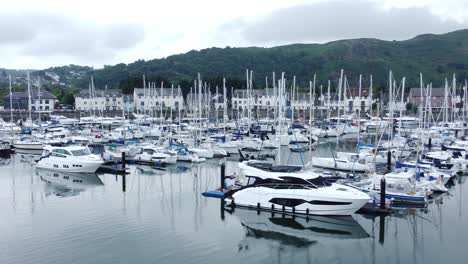 Luxusyachten-Und-Segelboote-Parkten-Auf-Nebligen-Bergketten,-Ruhestandsdorf,-Marina,-Dolly,-Rechter-Niedriger-Winkel