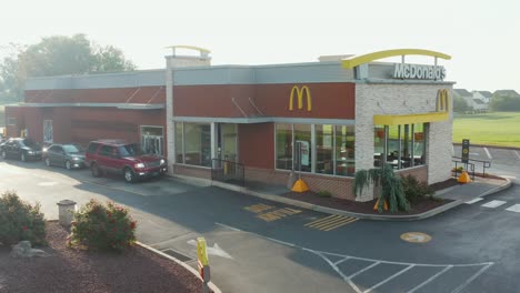 Autos-En-La-Comida-Rápida-De-Mcdonald&#39;s-Conducen-A-Través