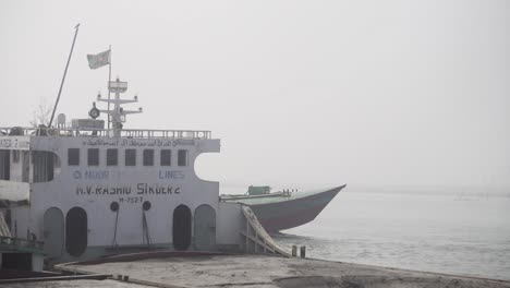 Der-Bangladeschische-Sandtrawler-Bewegt-Sich-Durch-Das-Flusswasser