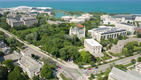 Wunderschöne-Einspielung-Des-Nordwestlichen-Universitätsbogens-Und-Des-Campus-An-Einem-Sommernachmittag