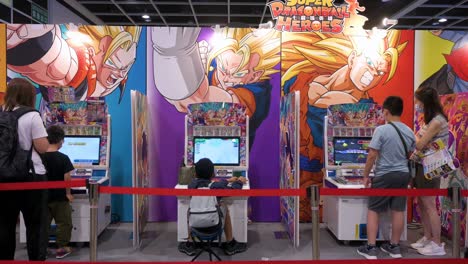 Los-Visitantes-Hacen-Cola-Para-Jugar-Juegos-De-Arcade-Durante-El-Evento-De-Exhibición-Anicom-And-Games-Acghk-En-El-Centro-De-Convenciones-Y-Exposiciones-De-Hong-Kong