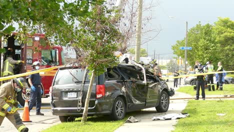 Un-Accidente-Automovilístico-Contra-Un-Tirón-De-Metal-En-La-Acera