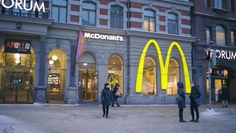 Personas-Con-Mascarillas-Caminan-Por-Mcdonald&#39;s-En-La-Calle-Helsinki-En-Invierno