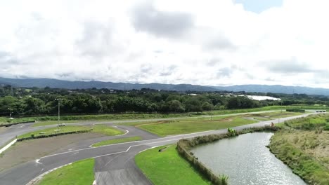 Autodrom-Mit-See-An-Sonnigen-Tagen-Mit-Drohne