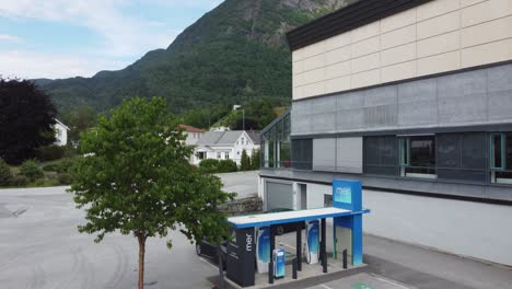 Estación-De-Carga-Para-Coches-Eléctricos---Estación-Mer-De-Statnett-En-Leikanger-Noruega---Estación-De-Carga-Que-Revela-La-Antena-Descendente-Con-Los-Clientes