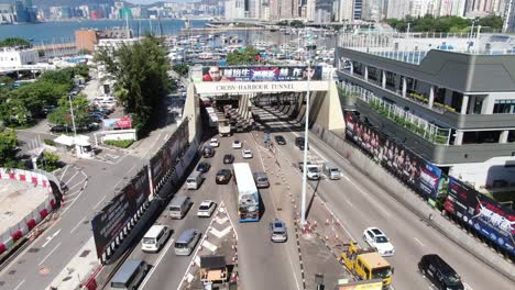 Tráfico-Que-Entra-Y-Sale-Del-Túnel-Del-Puerto-Cruzado-De-Hong-Kong,-Vista-Aérea