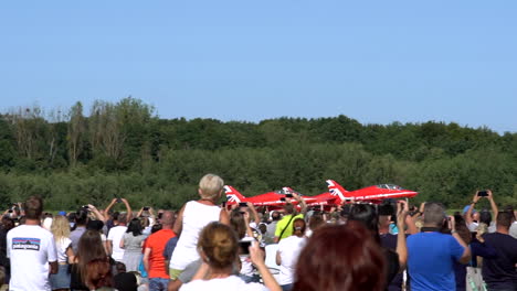 Düsenjäger-Des-Raf-Demonstrationsteams-Starten-Unter-Der-Menschenmenge