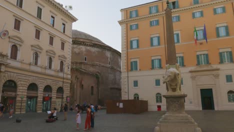 Grupo-De-Turistas-Carruaje-De-Caballos-Y-Artistas-Callejeros-En-La-Plaza-Piazza-Della-Minerva-En-Roma