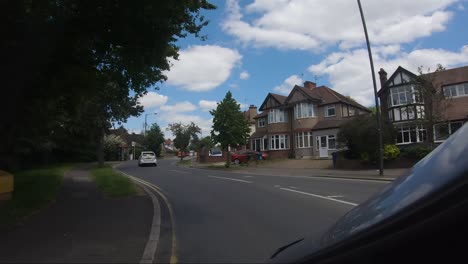 Punto-De-Vista-De-Un-Coche-Que-Va-Por-La-Carretera-De-La-Estación-Hasta-Parkside-Way-En-North-Harrow