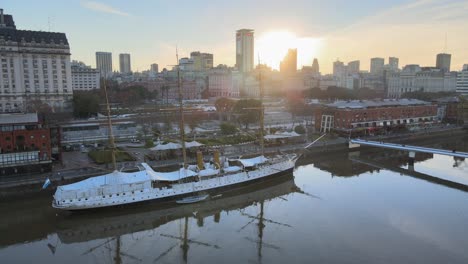 Vorwärtsantenne-Eines-Alten-Segelschiffs-Und-Der-Skyline-Von-Buenos-Aires-Bei-Sonnenuntergang