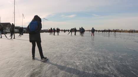 Mujer-Patinando-Sobre-Hielo-En-Un-Lago-Congelado-En-Los-Países-Bajos-En-Un-Soleado-Día-De-Invierno-Durante-La-Pandemia