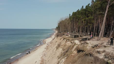 Luftaufnahme:-Aussichtspunkt-„Dutchman&#39;s-Cap“-Mit-Touristen-Und-Menschen,-Die-Den-Sonnigen-Tag-Genießen