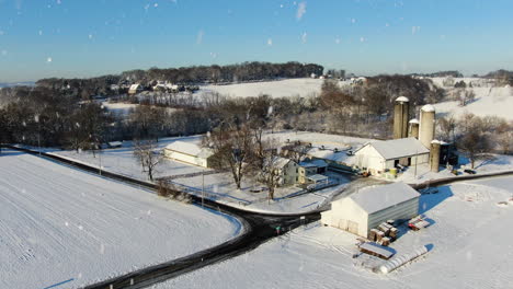 órbita-Aérea-Alrededor-De-Los-Edificios-De-La-Granja-En-Los-Días-De-Invierno-Nevando