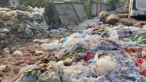 Basura-Esparcida-Por-La-Pared-Rota-Al-Lado-De-La-Carretera-En-Dhaka