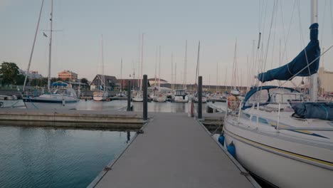 Segelboot-Im-Jachthafen-Von-Ystad-Mit-Mehr-Hinten,-Weitwinkelaufnahme-Nach-Vorne