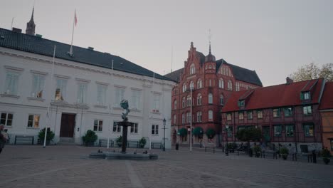 Hauptplatz-Stortorget-Im-Zentrum-Von-Ystad-Mit-Einer-Person,-Die-Vor-Store-Thor-Geht,-Südschweden-Skåne,-Weitwinkelaufnahme-Seitwärts-Von-Rechts-Nach-Links