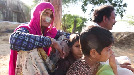 Sonneneruption-Und-Arme-Indische-Familie-Aus-Dem-Ländlichen-Dorf-Rajasthan-Posieren-Für-Ein-Video