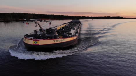 Vorderansicht-Eines-Tankschiffs,-Das-Während-Der-Goldenen-Stunde-Bei-Sonnenuntergang-In-Den-Niederlanden-Im-Fluss-Fährt