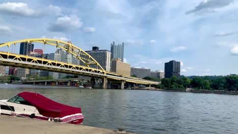 Vista-Panorámica-Del-Puente-Andy-Warhol-Visto-Desde-El-Paseo-Marítimo-Del-Río-Allegheny-Con-El-Centro-De-Pittsburgh-Al-Fondo-Durante-El-Verano