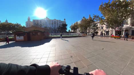 Leihfahrrad-Pendeln-Am-Valencia-Platz,-Spanien,-Pov