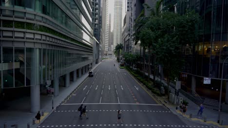 Oficinistas-Cruzando-La-Calle-En-El-Semáforo,-Robinson-Road,-Distrito-Central-De-Negocios-En-El-Centro-De-Singapur