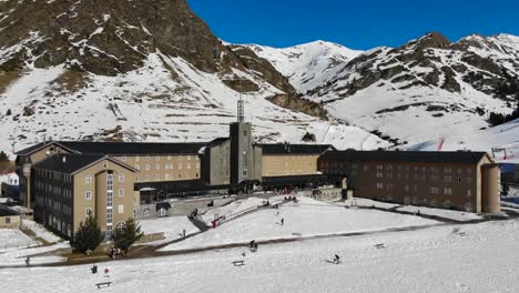 Antena:-Ermita-De-Nuria-En-Los-Pirineos-Entre-Altas-Montañas