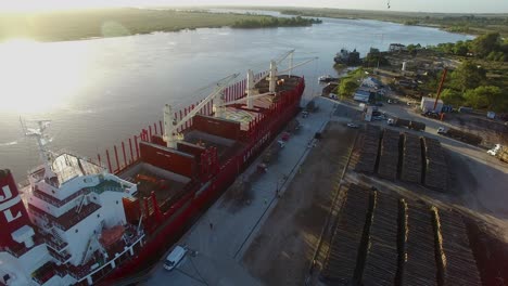 Trabajadores-Ocupados-En-El-Puerto-De-Buenos-Aires-En-Argentina-Con-Un-Buque-De-Carga-A-Granel-Atracado-Para-La-Carga-De-Troncos