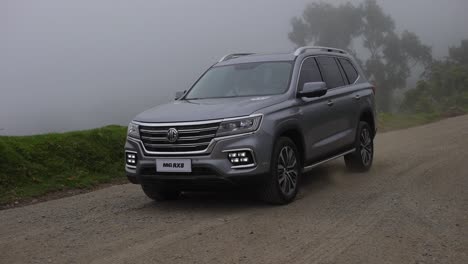 Coche-Gris-En-Un-Camino-Rural-En-Un-Día-Nublado-En-Lastre