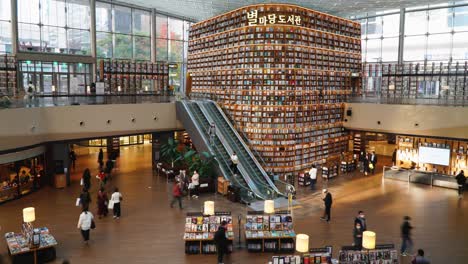 Espacio-Moderno-De-La-Biblioteca-Starfield-Con-Visitantes-En-El-Centro-Comercial-Coex---Hito-De-La-Atracción-Turística-De-Seúl---Establecimiento-Estático-De-Lapso-De-Tiempo-De-Toma-Amplia