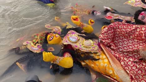 Un-Joven-No-Identificado-Sumergiendo-Una-Gran-Estatua-De-La-Diosa-Hindú-Durga-Con-Motivo-De-Durga-Visarjan-En-Vijaya-Dashami-En-Kolkata,-Bengala-Occidental,-India