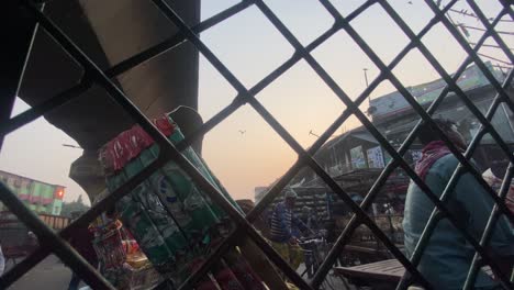 Ver-A-Través-De-Las-Barandillas-De-Protección-Desde-El-Interior-De-Un-Auto-Rickshaw-La-Congestión-Del-Tráfico-En-Las-Calles-De-Dhaka,-Bangladesh