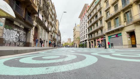 Camine-Por-El-Centro-De-Barcelona-Con-Un-Cardán-Caminando-Hacia-Adelante-Por-El-Camino-Peatonal