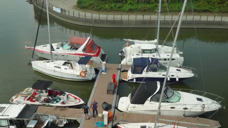 Barcos-Atracados-En-El-Club-Náutico-De-La-Marina-De-Seúl-En-El-Río-Han---Visto-Desde-Arriba