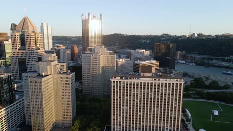 Luftaufnahme-Rund-Um-Das-Stadtzentrum-Von-Pittsburgh,-Während-Der-Golden-Hour---Umlaufbahn,-Drohnenaufnahme