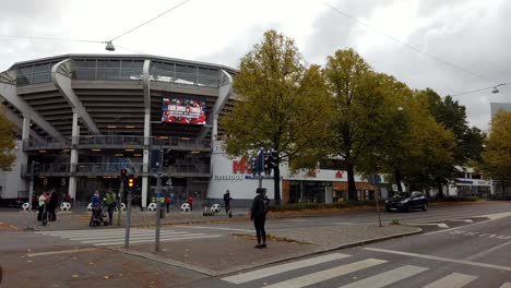 Straßenverkehr-Und-Passanten-Vor-Der-Gamla-Ullevi-Arena,-Zeitraffer