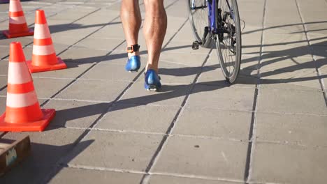 Hombre-Corriendo-Con-Bicicleta-En-Competencia-De-Triatlón-Y-Escalando-En-Bicicleta