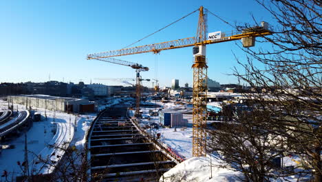 Grúas-Que-Trabajan-En-La-Construcción-Del-Enlace-Oeste-En-Un-Día-Soleado-De-Invierno