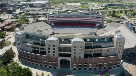 Wunderschöne-Umlaufende-Drohne,-Die-An-Einem-Sommertag-über-Dem-Fußballstadion-Der-Universität-Von-Nebraska-Aufgenommen-Wurde