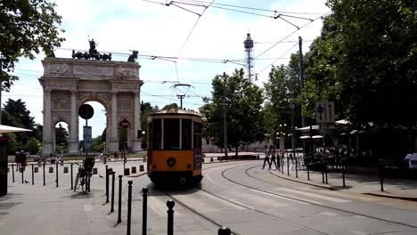 Escena-Urbana-Del-Viejo-Tranvía-Amarillo-Que-Circula-Por-Las-Vías-Del-Tranvía-En-La-Ciudad-De-Milán-En-Arco-Della-Pace-O-Arco-De-La-Paz-En-Italia