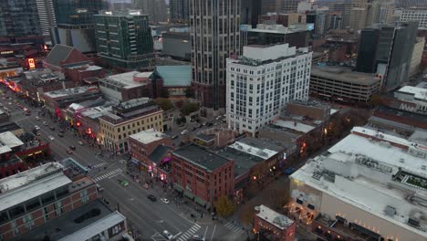 Vista-Aérea-De-La-Calle-Broadway-Y-La-Arquitectura-Del-Centro-De-Nashville,-Anochecer-En-Tennessee,-Estados-Unidos---Aumento,-Disparo-De-Drone