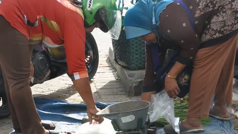 Transacciones-De-Vendedor-Y-Comprador-En-Los-Mercados-Tradicionales