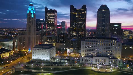 Vista-Aérea-De-Drones-Hacia-Un-Rascacielos-En-El-Centro-De-Columbus,-Crepúsculo-En-Ohio,-Estados-Unidos