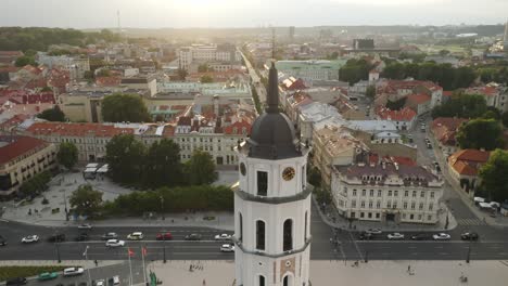 Antena:-Panorama-Del-Casco-Antiguo-De-Vilnius-Con-Campanario-En-Primer-Plano-En-Una-Soleada-Tarde-De-Verano